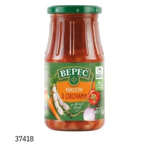 Овощное блюдо с белой фасолью, морковью и луком в томатном соусе.